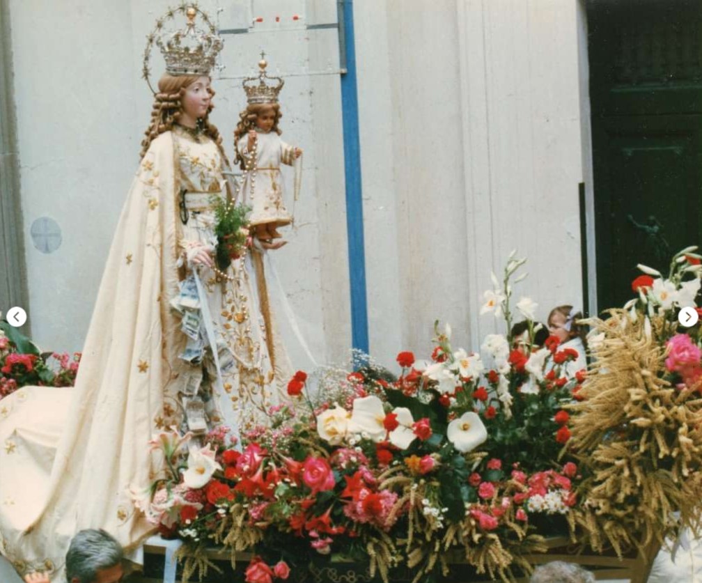 Statua della Madonna del Rosario del 1600, barca ricolma di fiori